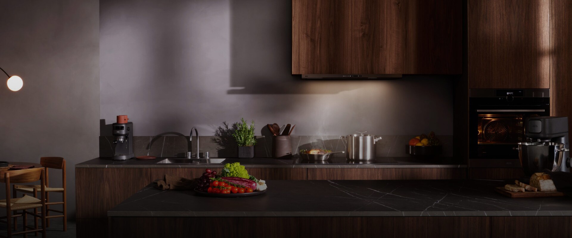 Ett toppmodernt inrett kök i mörk finish.